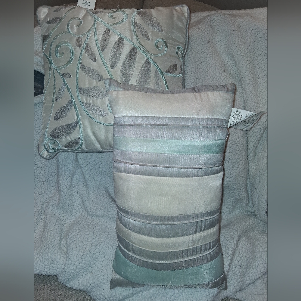 2pc Throw Pillow Set - Picture 2 of 5